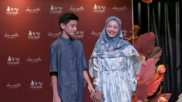 Hesti Purwadinata berkerudung bisa jadi inspirasi busana Lebaran, credit: Instagram (@hestipurwadinata)