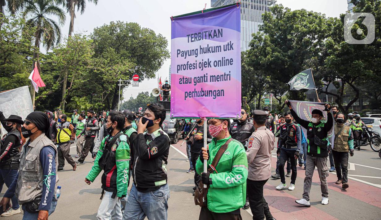 Sejumlah pengemudi ojek online melakukan aksi di kawasan Patung Kuda, Jakarta, Rabu (5/1/2022). Para pengemudi ojek online menuntut Kementerian Perhubungan serta pengelola aplikasi untuk menepati janji kenaikan tarif ojek online. (Liputan6.com/Faizal Fanani)