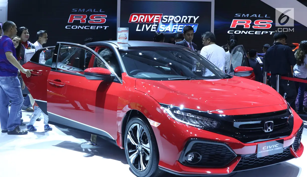 Pengunjung mengecek mobil yang dipamerkan pada Indonesia International Motor Show 2018 di JIExpo, Jakarta, Minggu (29/4). Hingga Sabtu (28/4), IIMS 2018 telah mencatat transaksi penjualan sedikitnya 7.134 unit mobil. (Liputan6.com/Helmi Fithriansyah)