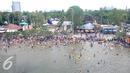Ribuan pengunjung berenang di Pantai Ancol, Jakarta, Sabtu (26/15). Memasuki libur Tahun Baru sejumlah warga memadati tempat rekreasi di kawasan Ibukota tersebut. (Liputan6.com/Gempur M Surya)