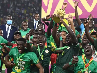 Timnas Senegal berhasil merengkuh gelar pertamanya di Piala Afrika usai mengalahkan Mesir 4-2 (0-0) via adu penalti dalam laga final Piala Afrika 2021, Minggu (6/2/2022). Sebelumnya, prestasi terbaik Senegal hanyalah menjadi runner-up di dua edisi, 2002 dan 2019. (AFP/Kenzo Tribouillard)