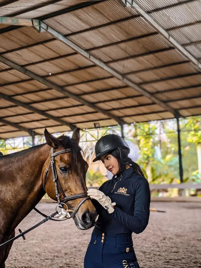 Anya Geraldine bareng kudanya (Instagram/anyageraldine)