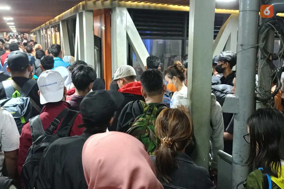 Penumpukkan Pejalan Kaki di Gang Way Pelabuhan Merak. (Jumat,05/04/2024). (Yandhi Deslatama/Liputan6.com).