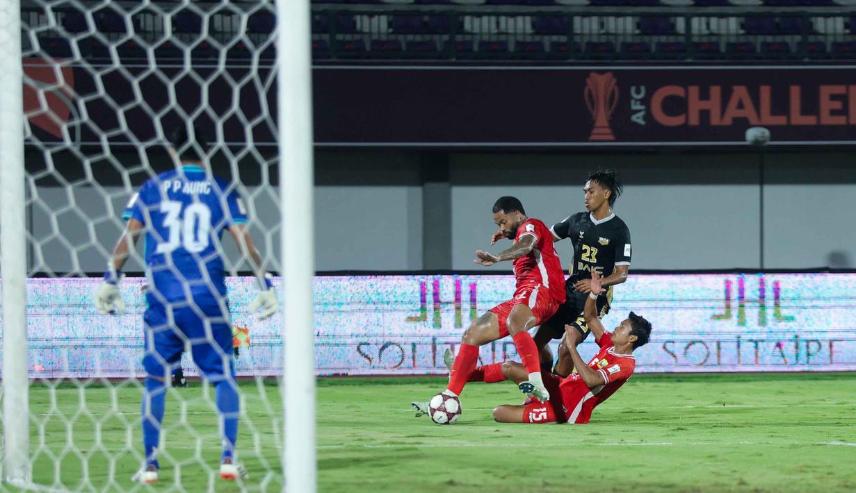 Memasuki babak kedua, Dewa United langsung tampil menekan. Tampak dalam foto, Ady Setiawan (Dewa United) berusaha melewati adangan dua pemain Shan United pada matchday ketiga Grup E AFC Challange League 2025-2026 di Stadion Indomilk Arena, Tangerang, Sabtu (1/11/2025) malam WIB. (Bola.com/M Iqbal Ichsan)