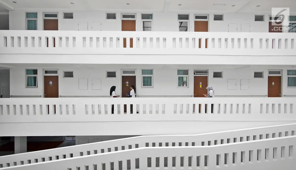 Dokter melakukan visit ke kamar di rusun lansia yang ada di kawasan Cibubur, Jakarta, Selasa (24/4). Kementerian PUPR membangun satu twin block rusun khusus untuk lansia di Cibubur. (Liputan6.com/Herman Zakharia)