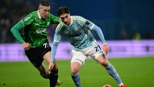 Bek Sassuolo Jay Idzes membayangi pemain Juventus Fabio Miretti. (Marco BERTORELLO / AFP)