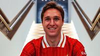 Federico Chiesa saat diperkenalkan sebagai pemain Liverpool. (X/Liverpool)