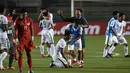 Pemain Singapura terlihat lemas sedangkan pemain Indonesia terlihat bergembira usai wasit meniup pluit akhir di laga hidup babak penyisihan grup di Piala AFF 2016, Manila, Jumat (25/11). Indonesia menang 2-1 atas Singapura. (AFP PHOTO / Ted Aljibe)