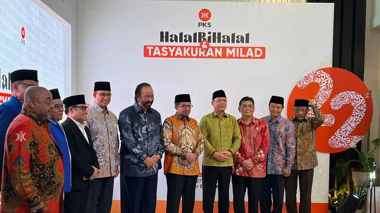 Anies Baswedan bersama sejumlah ketua umum parpol saat menghadiri Halal Bihalal di Kantor DPP PKS, Sabtu (26/4/2024).