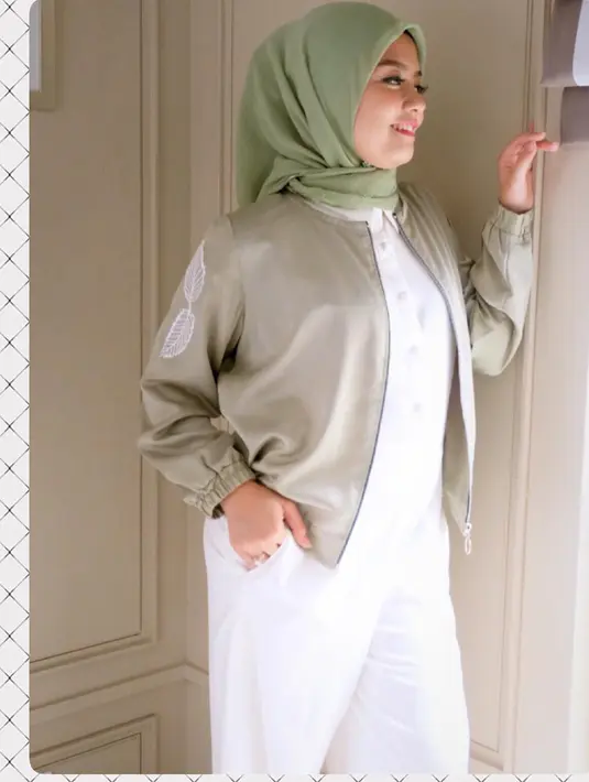 Sebelum memutuskan berhijab, Tika Ramlan mengaku sering tidak nyaman dengan kehidupannya. Begitu juga pergaulannya. Tahun 2017. ia memutuskan untuk berhijab. (tika_ramlan/instagram)