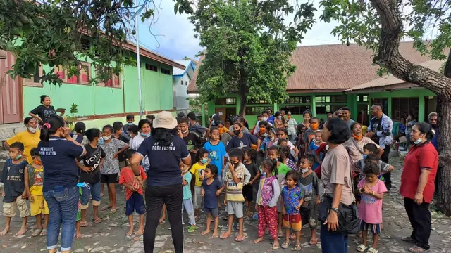 PGRI Flores Timur saat memberikan trauma healing untuk anak-anak di posko pengungsian erupsi gunung Lewotobi (Liputan6.com/Ola Keda)