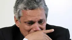 Reinaldo Rueda menangis saat menyatakan pengunduran dirinya sebagai pelatih timnas Honduras dalam konferensi pers di Tegucigalpa, 28 Juli 2010. AFP PHOTO / Orlando SIERRA. 