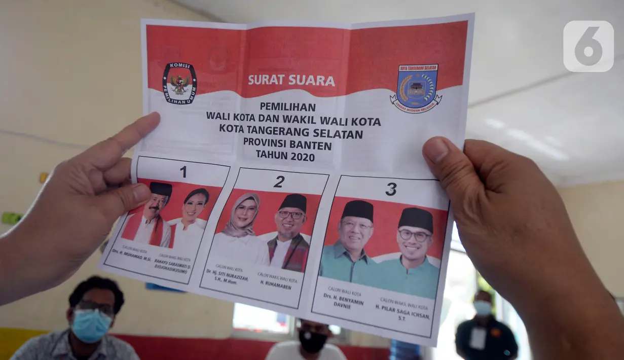 Petugas KPPS melakukan penghitungan suara di TPS 36 Perumahan Griya Pamulang 2, Tangerang Selatan, Rabu (9/12/2020). Sebanyak 976.019 orang terdaftar dalam Daftar Pemilih Tetap (DPT) pada Pilkada Tangsel 2020 yang diikuti tiga pasang calon Wali Kota dan Wakil Wali Kota (merdeka.com/Dwi Narwoko)