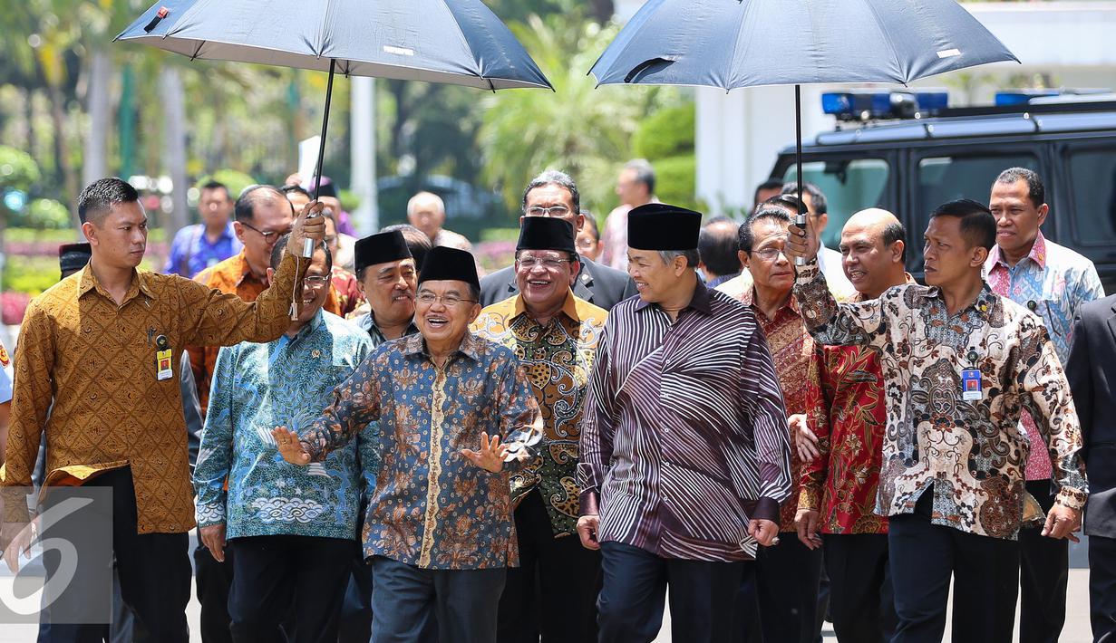 Wakil Presiden, Jusuf Kalla menerima kunjungan Wakil PM Malaysia Ahmad Zahid Hamidi di Istana Wapres, Jakarta, Jumat (18/9/2015). Wapres JK dan Wakil PM Hamidi melaksanakan salat Jumat bersama di Masjid Baturrahman. (Liputan6.com/Faizal Fanani)