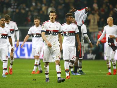 Pemain Bayern Munchen Robert Lewandowski, David Alaba dan rekan-rekannya meninggalkan lapangan usai bermain imbang 0-0 dalam lanjutan Bundesliga di Commerzbank-Arena, Frankfurt, Sabtu (31/10/2015) dini hari WIB. (REUTERS/Kai Pfaffenbach)