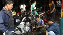 Montir mengecek kondisi kendaraan di bengkel sepeda motor di Jakarta, Jumat (16/6). Musim mudik membawa keberkahan tersendiri bagi bengkel service mobil dan motor. (Liputan6.com/Immanuel Antonius)