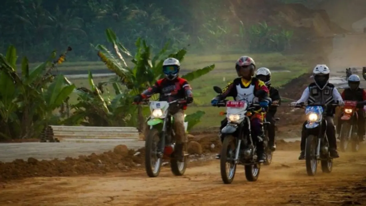 Bupati Batang Wihaji mengecek kesiapan jalan tol Batang-Gringsing menggunakan motor trail. (Fajar/Liputan6.com)