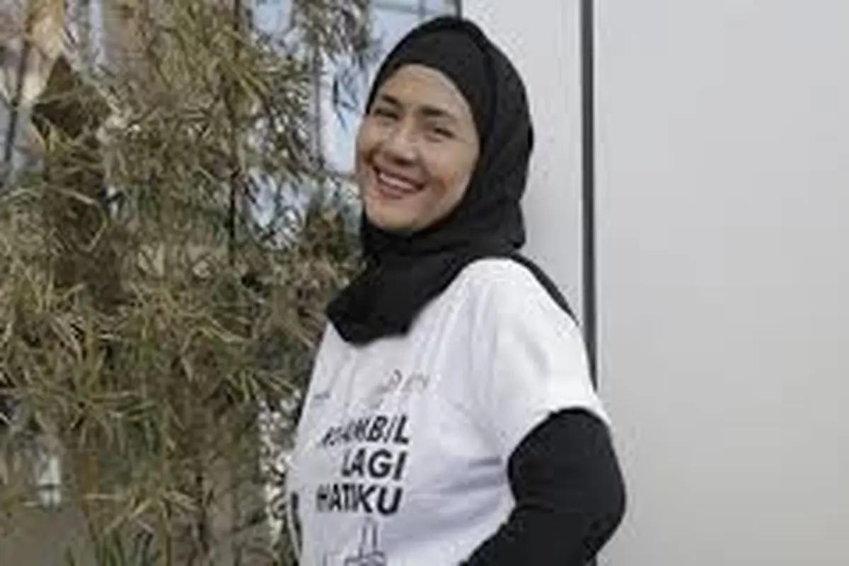 Ria Irawan menggunakan hijab