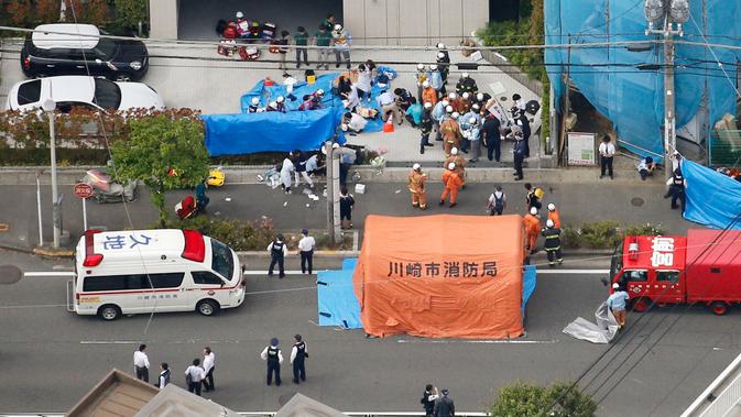 Pandangan udara menunjukkan lokasi penusukan massal di Kawasaki, dekat Tokyo, Jepang, Selasa (28/5/2019). Sebelum berhasil ditangkap, tersangka sempat menikam dirinya sendiri hingga memicu luka sobekan yang cukup serius. (Kyodo News via AP)