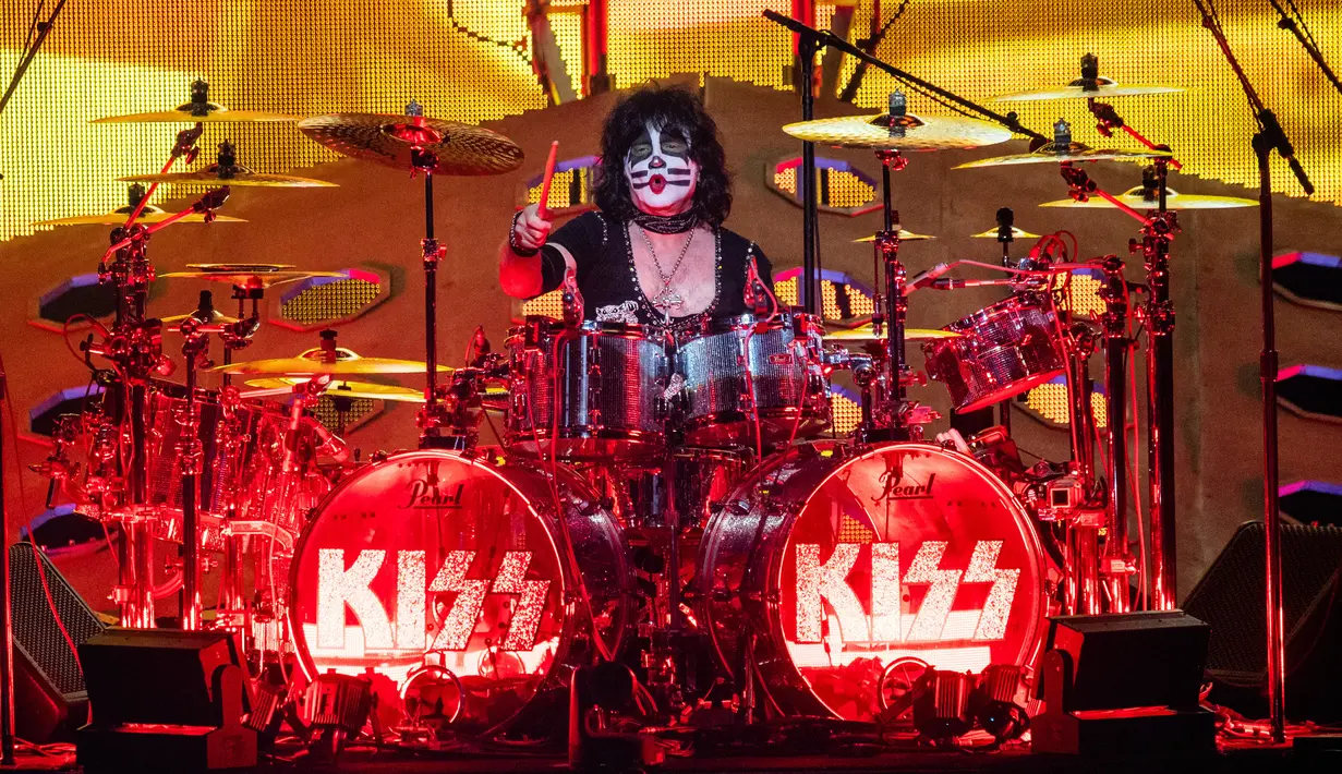 Penampilan drummer band heavy metal KISS, Eric Singer dalam tur dunia bertajuk 'End of the Road' di Riverbend Music Center, Cincinnati, Ohio, Amerika Serikat, Kamis (29/8/2019). KISS menggebrak panggung Riverbend Music Center dalam tur perpisahan band tersebut. (Photo by Amy Harris/Invision/AP)