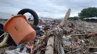 Sampah menumpuk di Pantai Padang pada Selasa (12/1/2021). (Liputan6.com/ Novia Harlina)