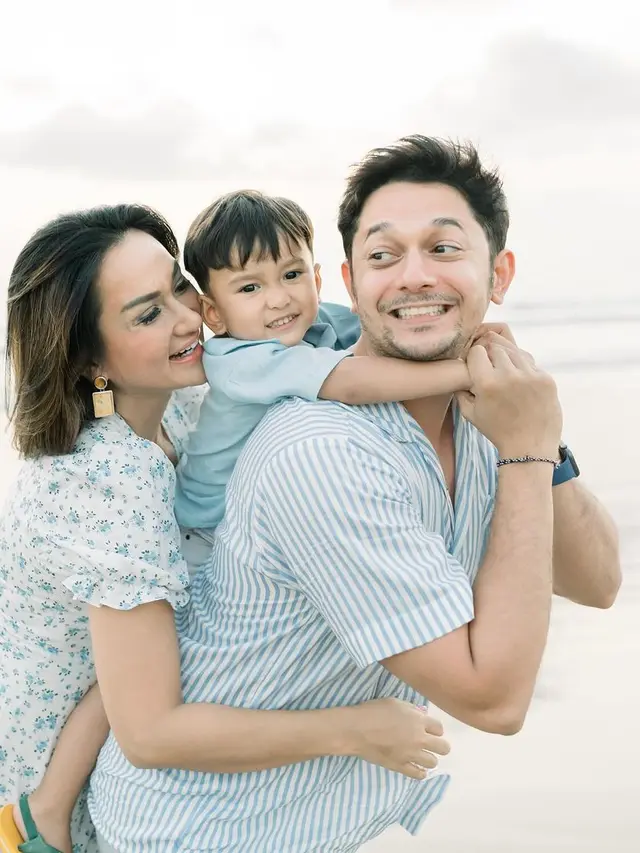 Potret Andrew Andika bersama Tengku Dewi dan anak (Sumber: Instagram/@tengkudewiputri_tdp)