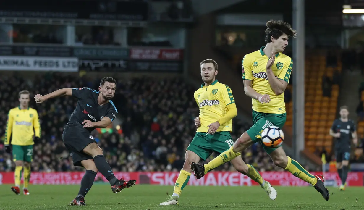 Pemain Chelsea, Danny Drinkwater (kiri) melakukan tembakan melewati dua pemain Norwich City pada laga Piala FA di Carrow Road, Norwich, (6/1/2018). Chelsea bermain imbang 0-0 dengan Norwich. (AFP/Adrian Dennis)