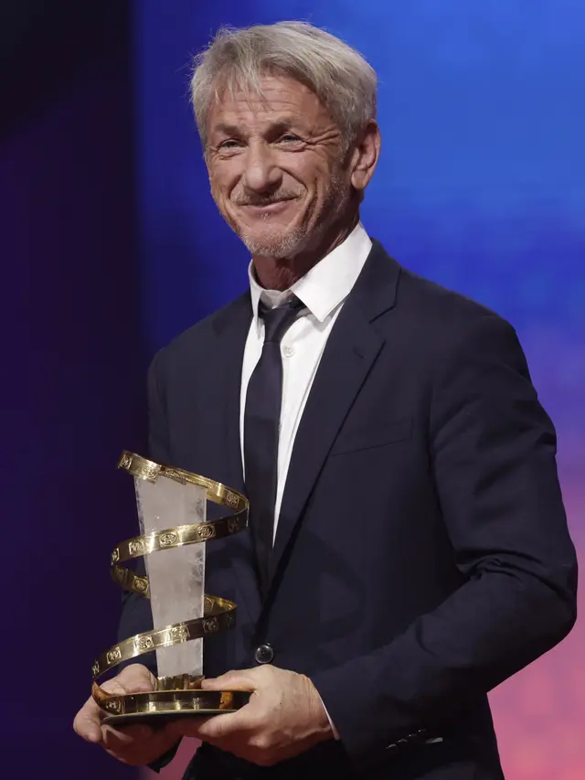 Sean Penn Gandeng Mesra Model Valeria Nicov di Karpet Merah, Rumor Hamil Beredar