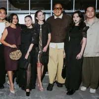 Isyana Sarasvati hadir mengenakan tampil serba hitam. Begitu juga dengan Rossa yang tampil serba hitam bergaya elegan. Sedangkan Nirina Zubir memilih tampil dengan busana warna maroon. [@isyanasarasvati]