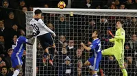 Gelandang Tottenham Hotspur Dele Alli menyundul bola yang bersarang di gawang Chelsea pada laga Premier League di White Hart Lane, London, Rabu (4/1/2017). (AFP/Adrian Dennis)