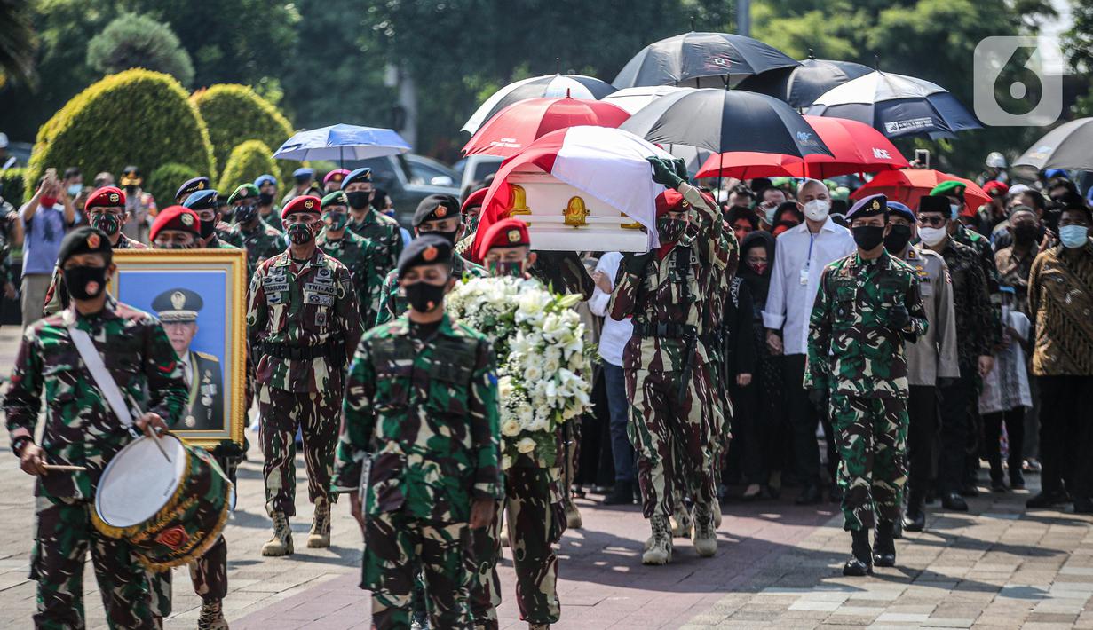 Personel TNI mengusung  jenazah mantan KSAD Jenderal TNI (Purn) Pramono Edhie Wibowo saat pemakaman di Taman Makam Pahlawan Kalibata, Jakarta, Minggu (14/6/2020). Pemakaman Pramono Edhie Wibowo dilaksanakan secara militer. (Liputan6.com/Faizal Fanani)