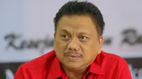 Ketua Fraksi PDIP Olly Dondokambey (tengah) memberikan keterangan pers usai rapat koordinasi di DPP PDIP, Jakarta, Kamis (17/9/2015). Dalam rapat Megawati meminta kepada fraksi untuk turun ke bawah sukseskan pilkada serentak. (Liputan6.com/Faizal Fanani)