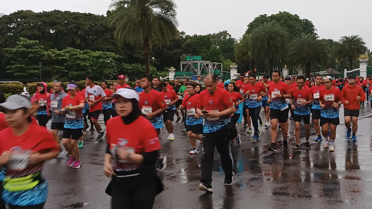 Masyarakat mengikuti lomba lari yang digelar Paspampres, Minggu (12/2/2023).