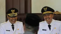 Wali Kota Kendari, Adriatma Dwi Putra dan wakilnya, Sulkarnain, usai dilantik pada 9 Oktober 2017. (Liputan6.com/Ahmad Akbar Fua)