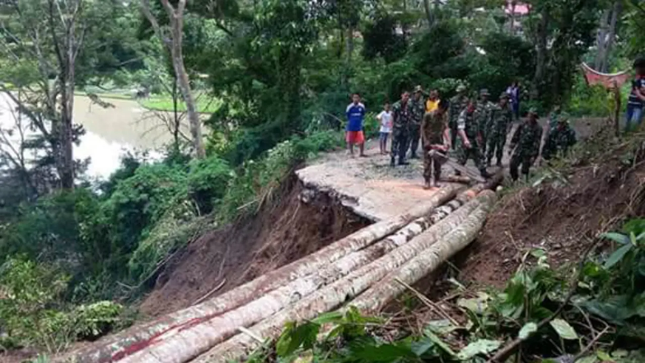 Dihantam Longsor, Pohon Kelapa Jadi Penyambung Jalan Amblas