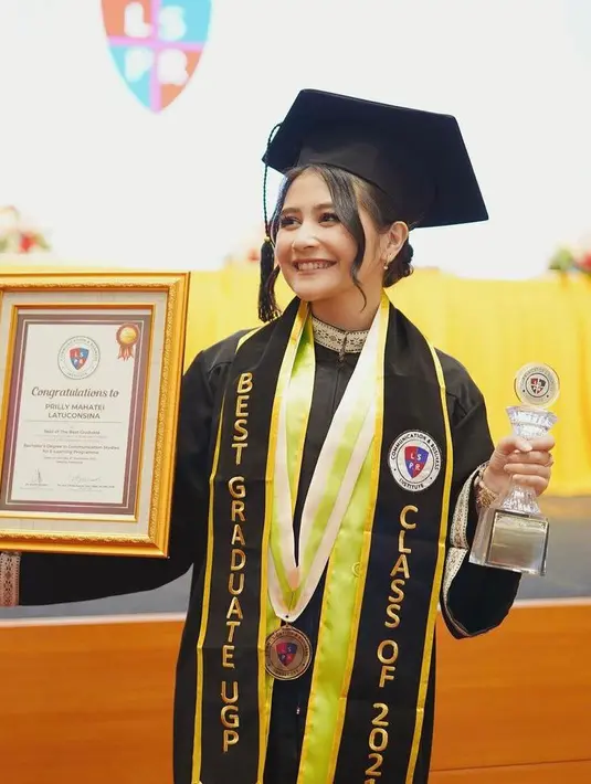 Sedangkan, untuk hari do, perempuan yang memulai kariernya sebagai koki cilik ini memilih sanggul rendah oleh hair stylist Yez Hadjo. (Instagram/prillylatuconsina96).