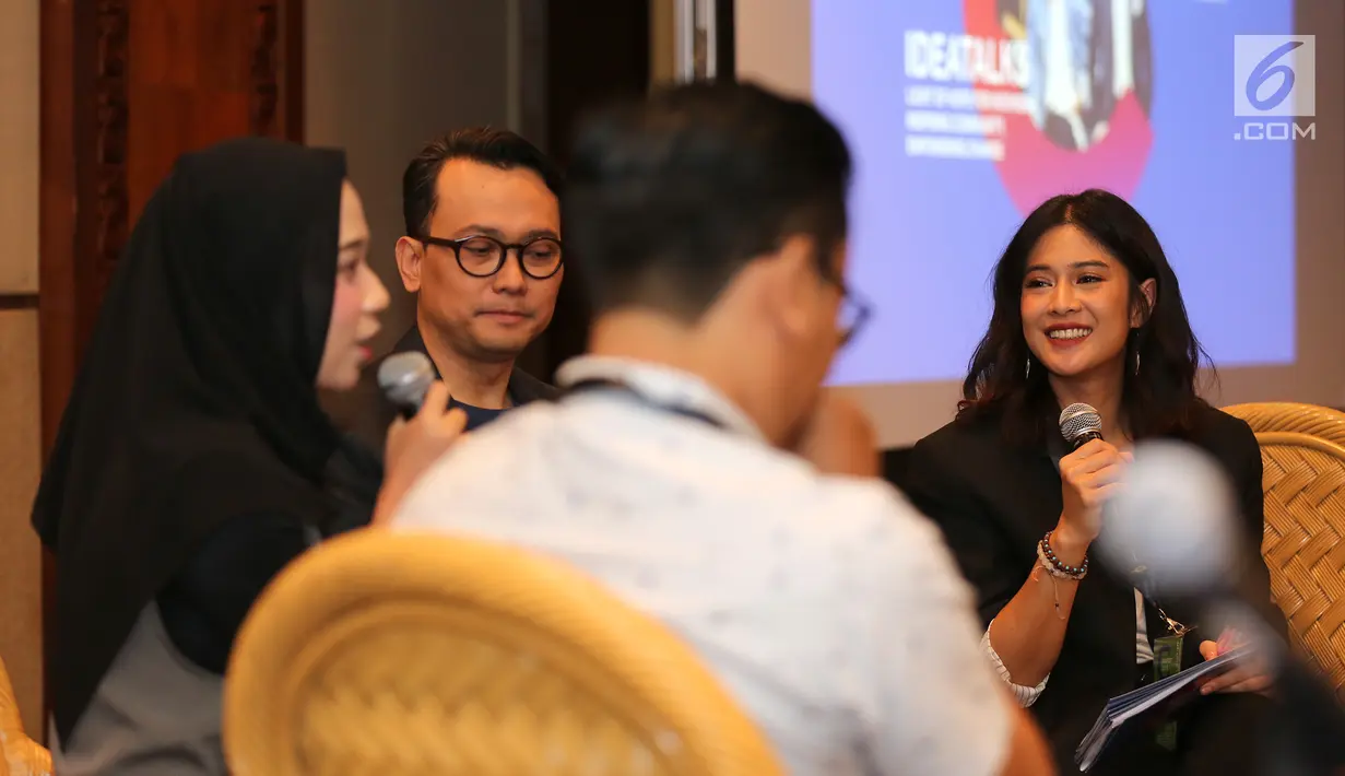 Aktris Dian Sastrowardoyo dan Head of Corcomm PT Astra International Tbk Boy Kelana Soebroto menyimak cerita Si Ratu Sampah Sekolah Amilia Agustin pada acara IdeaFest 2018 di JCC, Jakarta, Jumat (26/10) (Liputan6.com)