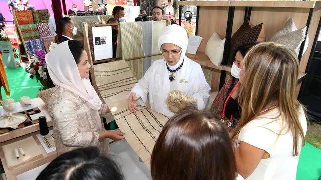 Ibu Negara Iriana Jokowi melakukan pertemuan dengan para pendamping pemimpin negara-negara G20 dan lembaga internasional sebagai bagian dari rangkaian kegiatan Konferensi Tingkat Tinggi (KTT) G20 di Sofitel Bali Nusa Dua Beach Resort, Selasa (15/11/2022).