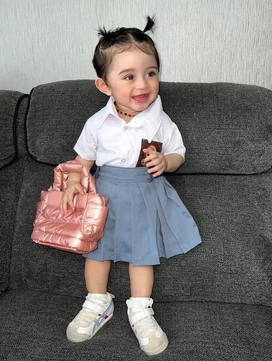Guzel juga sempat kenakan beberapa seragam sekolah meski dirinya belum masuk sekolah. Ia kenakan seragam SMP, SMP, hingga baju pramuka. Menggemaskan ya? [@guzelimalisyakieb]