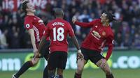 Bek Manchester United, Phil Jones (kiri) bersama Zlatan Ibrahimovic (kanan) dan Ashley Young, pada laga kontra Swansea City, di Libety Stadium, pada laga lanjutan Premier League 2016-2017.  (AFP/Geoff Caddick)