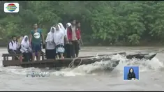 Ratusan pelajar Pasaman Barat, Sumatera Barat, harus naiki perahu rakit untuk berangkat sekolah lantaran jembatan penghubung desa rusak akibat banjir bandang.