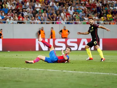 Pemain Manchester City, Sergio Aguero mencetak gol ke gawang Steaua Bucharest dalam play-off pertama Liga Champions di Arena Nationala, Selasa (16/8). Aguero mencetak hattrick di laga tersebut. (REUTERS)