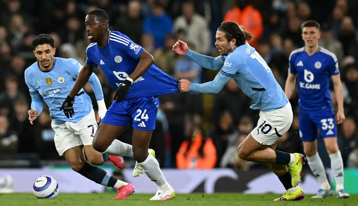 Pemain Manchester City, Jack Grealish (tengah kanan) berebut bola dengan pemain Leicester, Boubakary Soumare dalam laga lanjutan Liga Inggris 2024/2025 di Etihad Stadium, Manchester, Inggris, Rabu (02/04/2025) waktu setempat. (AFP/Oli Scarff)