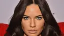 Dapat dilihat rambut dan warna bola mata patung lilin Adriana Lima dibuat sama persis dengan aslinya. Tak hanya itu, bahkan pose serta ekspresi wajahnya sangat menggambarkan model asal Brazil tersebut. (AFP/Bintang.com)