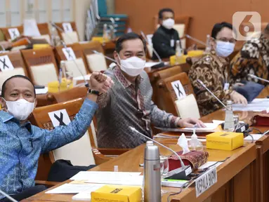Menteri Perdagangan Muhammad Lutfi (tengah) bersama Kepala Badan Koordinasi Penanaman Modal (BKPM) Bahlil Lahadalia (kiri) dan Wakil Mendag Jerry Sambuaga hadir pada rapat kerja di ruang rapat Komisi VI DPR RI, kompleks parlemen, Jakarta, Rabu (3/2/2021).  (Liputan6.com/Angga Yuniar)