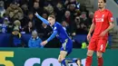 Pemain Leicester City, Jamie Vardy saat mencetak gol pertama ke gawang Liverpool pada lanjutan Liga Inggris di Stadion King Power, Leicester, Rabu (3/2/2016) dini hari WIB. (AFP/Ben Stansall)