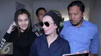 Reza Artamevia memenuhi panggilan polisi untuk menjalani pemeriksaan terkait laporannya terhadap Gatot Brajamusti. Reza didampingi pengacara dan putrinya, Aaliyah Massaid. (Herman Zakharia/Liputan6.com)