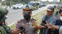 Kasatlantas Polres Cirebon Kota AKP Triyono Raharja mengatakan arus mudik di Pantura Cirebon masih terpantau normal. Foto (Liputan6.com / Panji Prayitno)