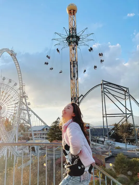 Selama di Jepang, Natasha Wilona kerap tampil girly dengan busana serba pink.