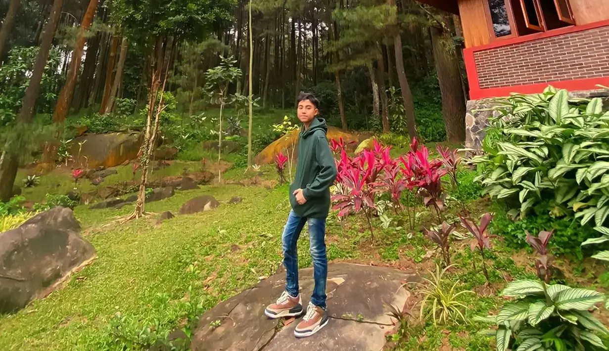 Diketahui, Eby yang kini berusia 14 tahun, masih duduk di bangku kelas 9 SMPN 4 Sape, Bima, NTB. Dengan usia yang masih sangat muda, banyak dari netizen yang beranggapan kalau perjalanan karier Eby masih panjang dan punya potensi besar jadi bintang. Remaja bersuara merdu itu pun sukses mengharumkan tanah kelahirannya. (Liputan6.com/IG/@da5_ebyrizta14)